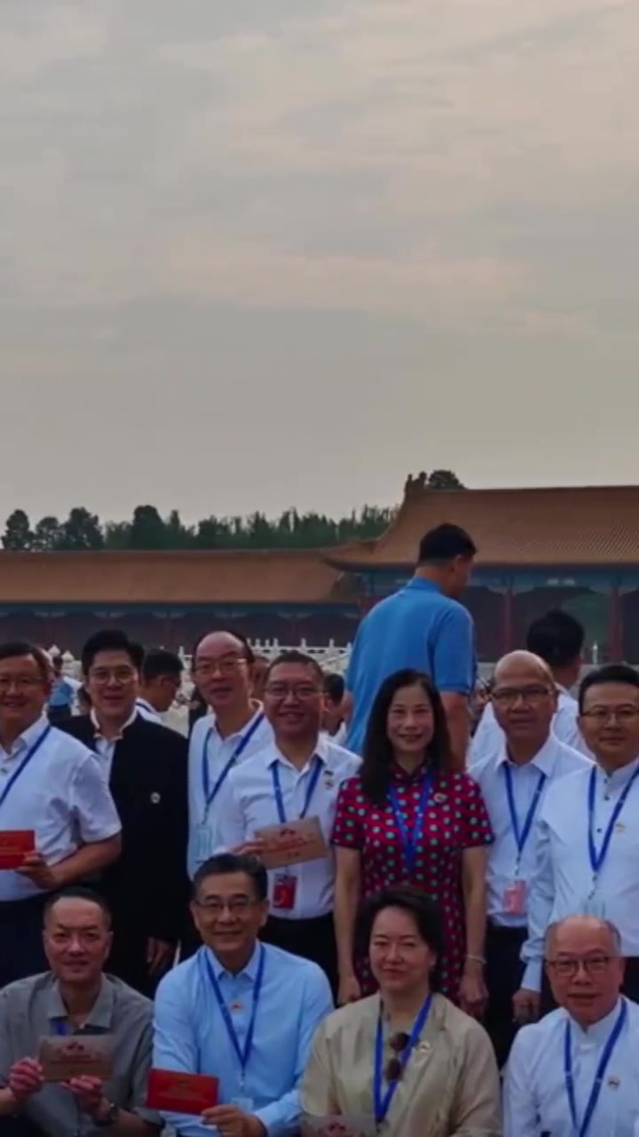 这身形太瞩目了！姚明受邀观礼九三阅兵仪式 和霍启刚“同框了”