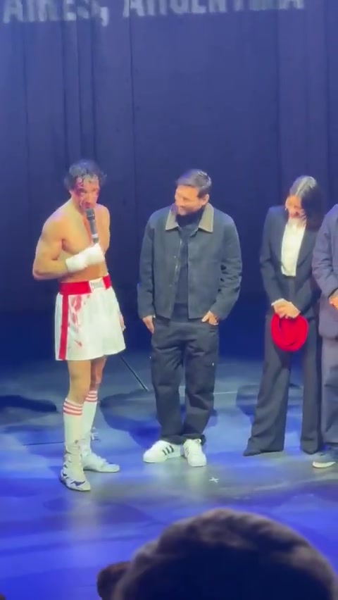 阿媒:梅西现场观看好友话剧演出,受到观众热烈欢迎&引发轰动