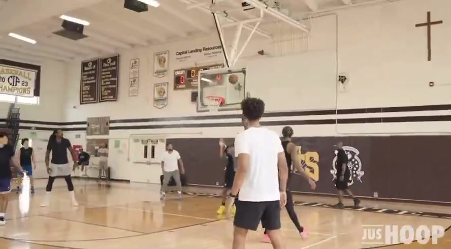 笑死！追梦对位穆迪试图背打 骗犯规引穆迪摊手 随后再打三不沾