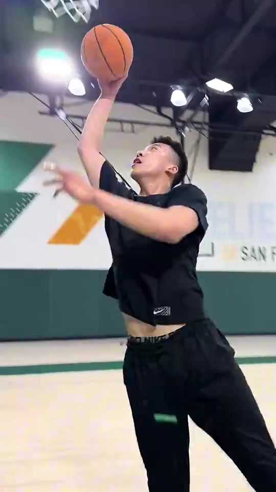 扎实的基本功！王俊杰在旧金山大学球馆进行脚步训练