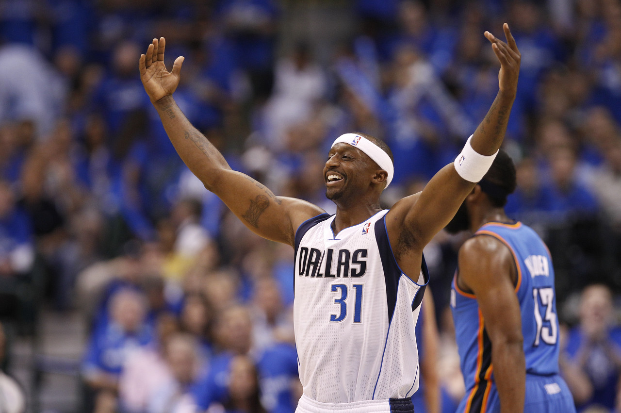 韦德：詹姆斯几乎能防任何人 但防特里这种满场跑位的球员太难了