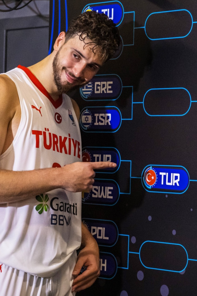 首个晋级的球队！FIBA欧锦赛官推晒申京与土耳其晋级图合照