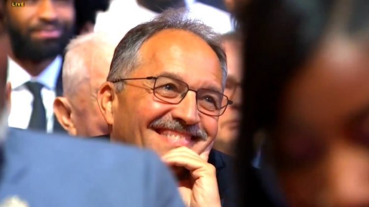 霍华德：没有范甘迪就没有德怀特-霍华德 因为你我才能进入名人堂