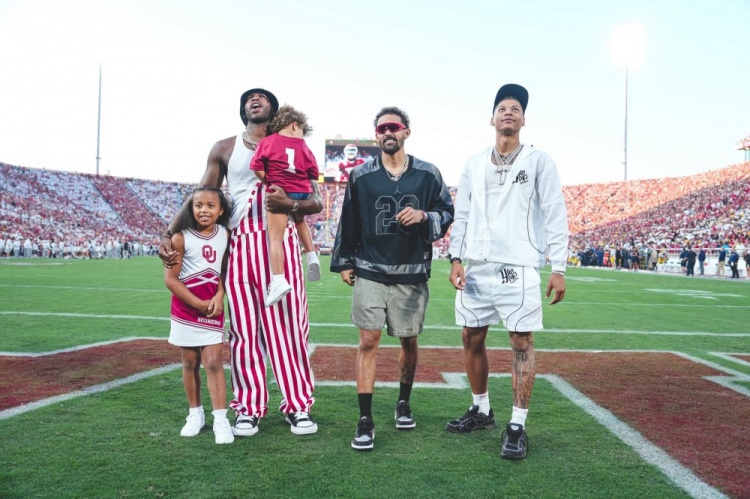 回母校看球！特雷-杨&希尔德&费尔斯返校看橄榄球比赛