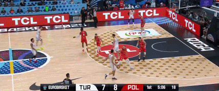 这球帅啊！申京丝滑转身衔接写意传球 助攻队友篮下轻松打进