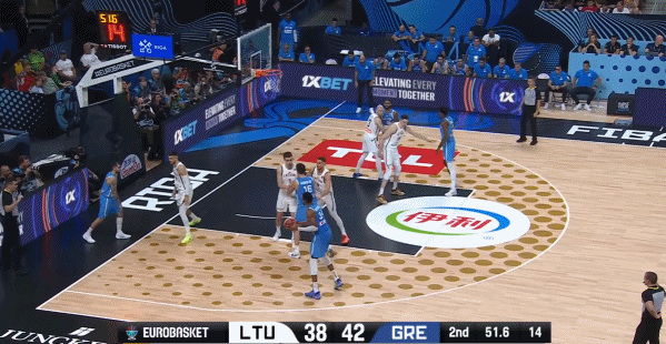 技术日渐精妙呀！字母哥背打转身后仰 皮球划过美妙弧线稳稳落袋