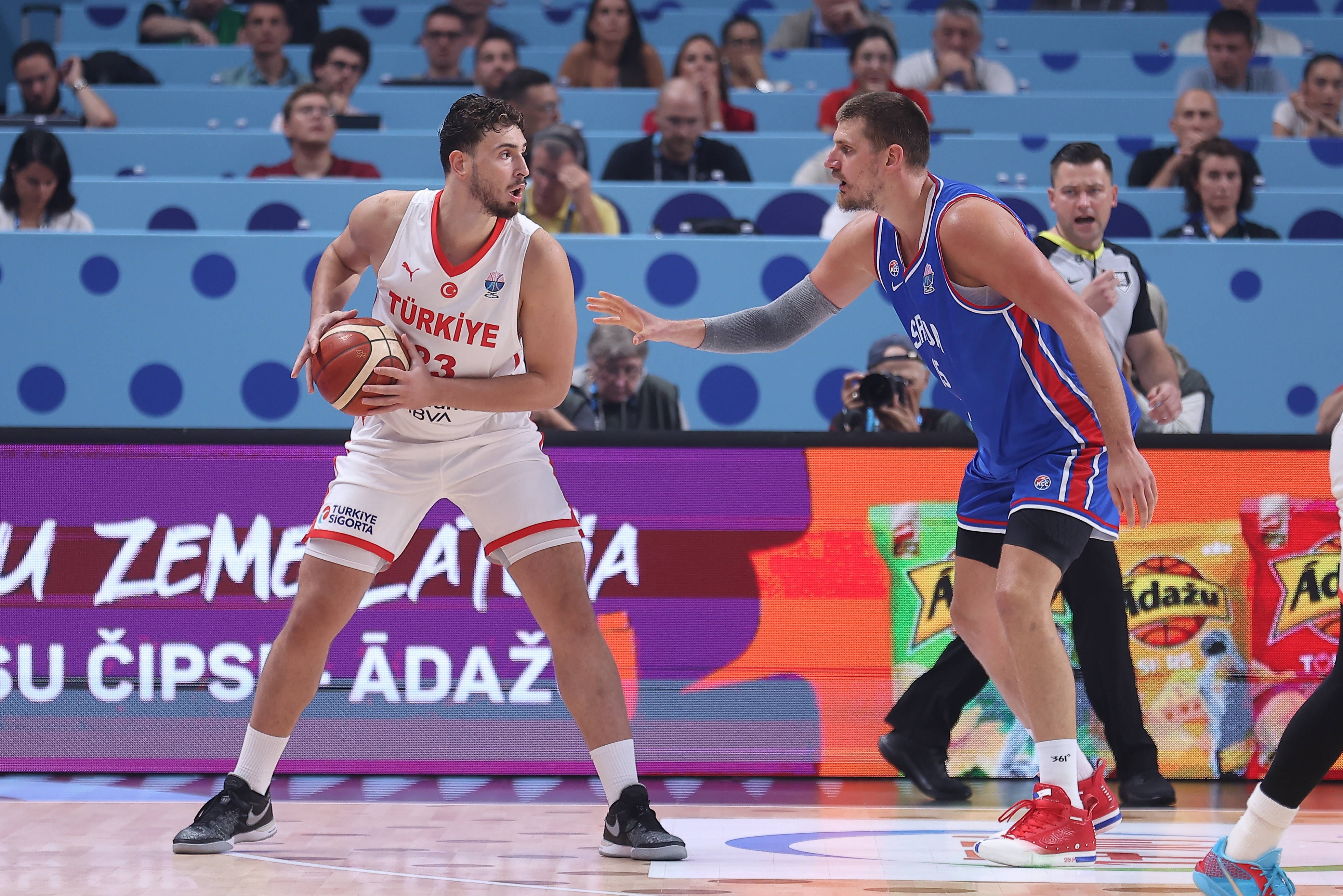 申京：对阵塞尔维亚那场是最难的 为他们遭遇伤病出局感到遗憾