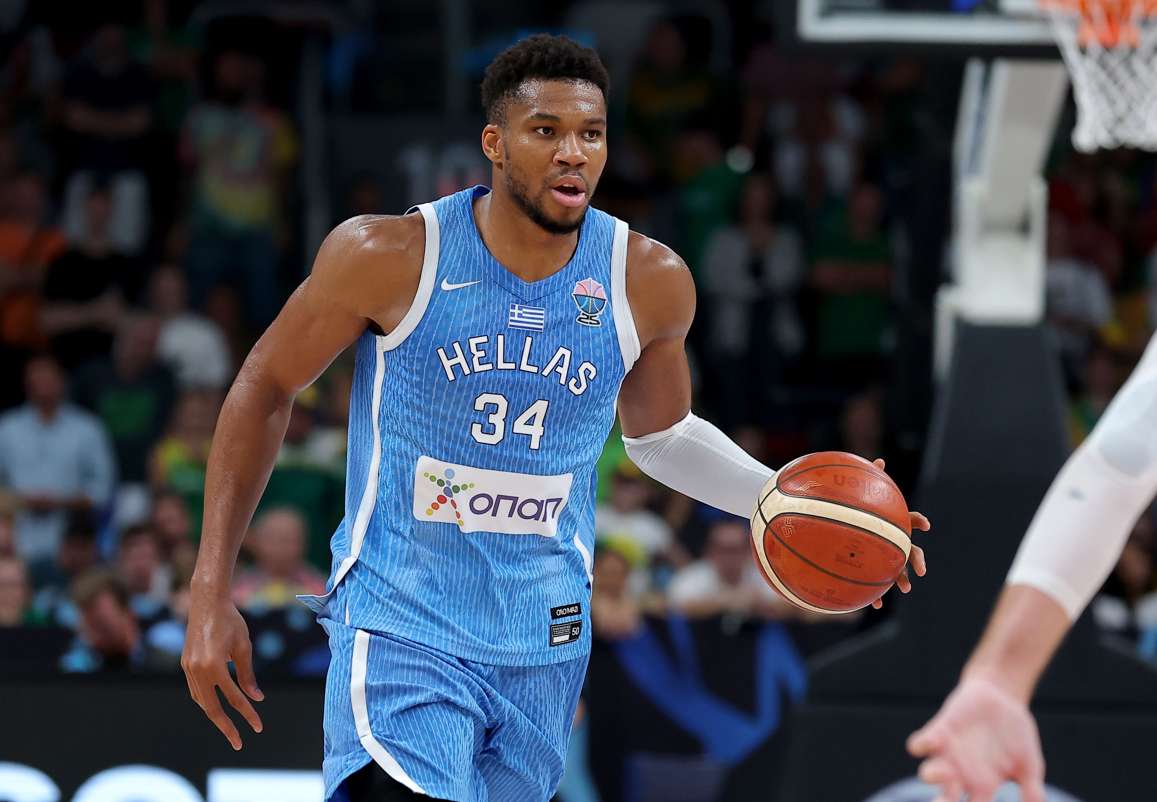 效率不高！字母哥打满首节4投仅1中拿到2分5板 正负值-10