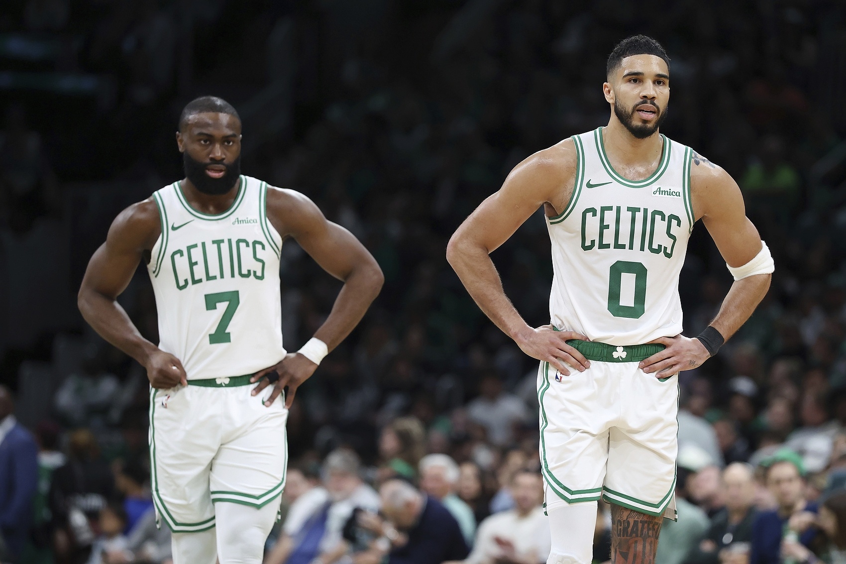 杰伦-布朗：塔图姆受伤让球队有点低迷 但我们的未来依旧值得期待