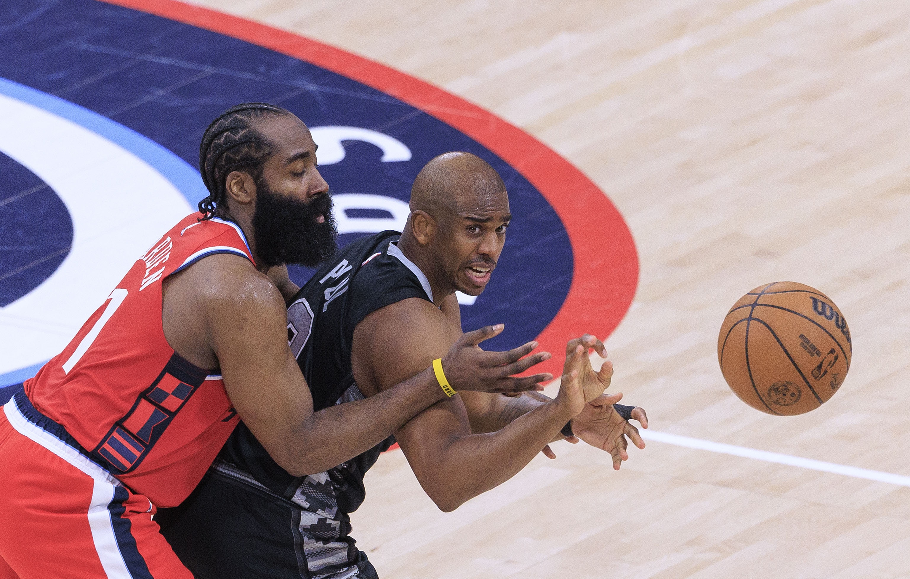 查尔莫斯：保罗需要打替补 你不能首发保罗&哈登&比尔&小卡啊