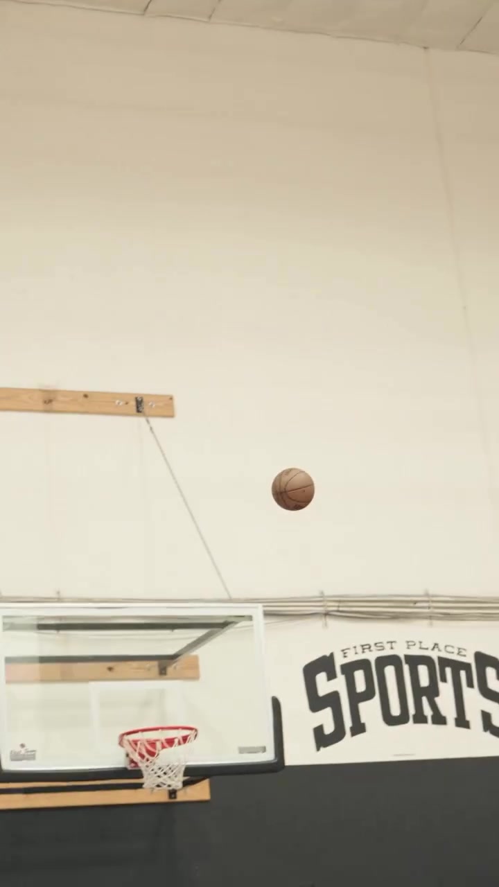 训练师晒视频：大球、亨德森等人进行1V1单挑 进攻时间限时5秒