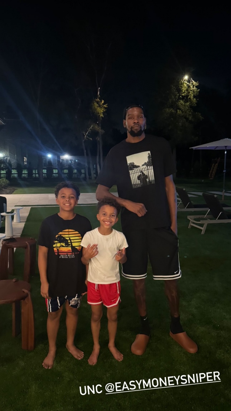 KD到休城了？火箭球探奥古斯汀晒儿子与杜兰特合照 2人是大学队友