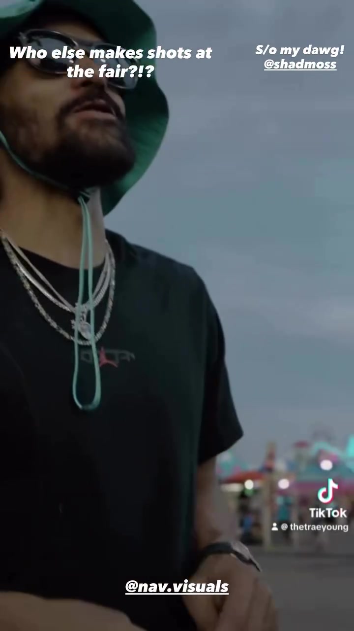 满级大佬突袭新手村!特雷-杨游乐场玩投篮游戏 连进6个拿走奖品