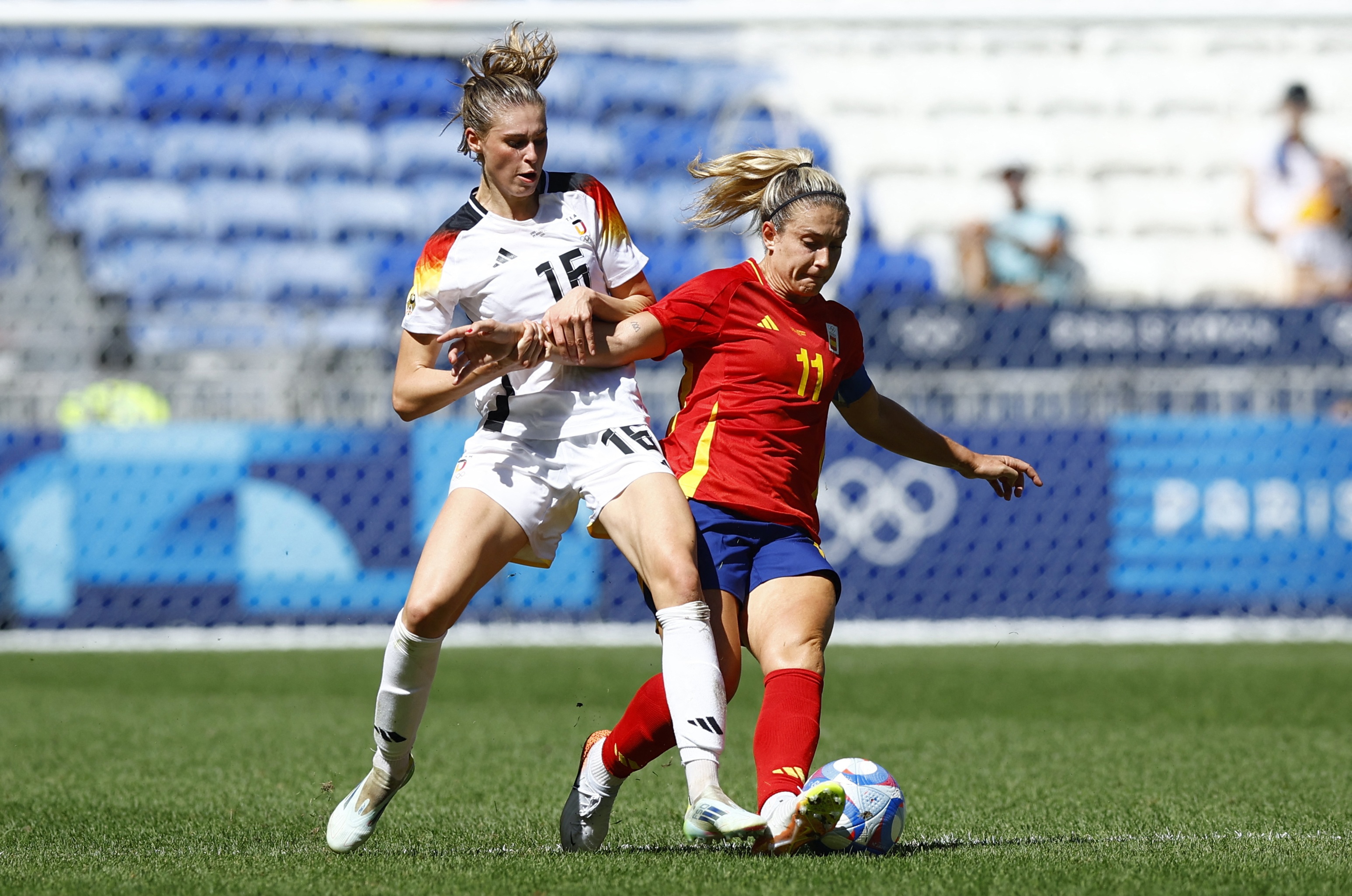 拒绝高薪+长约!ESPN:普特拉斯决定留在巴萨女足,拒绝巴黎邀约