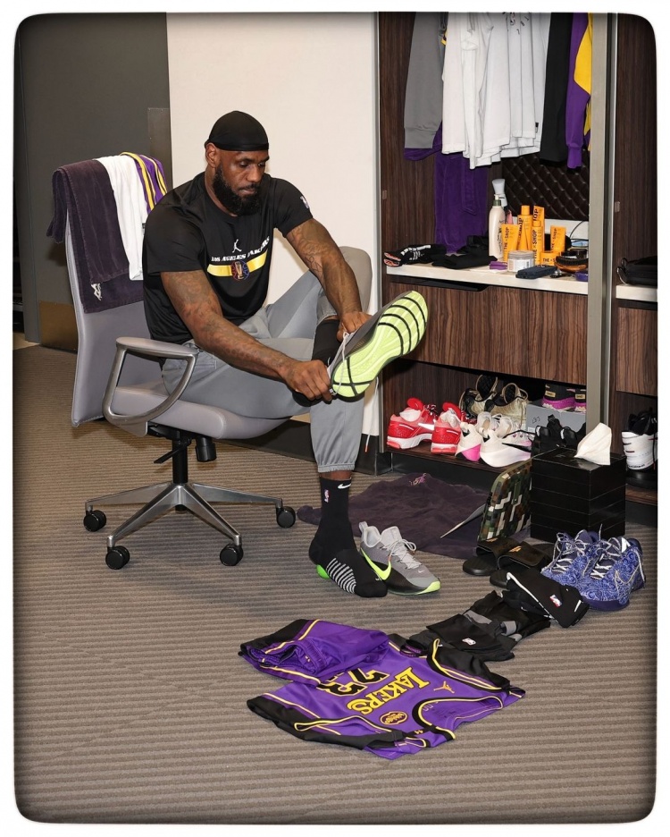 詹姆斯谈迷信：每场赛前我都会把球衣摆在地上 感觉不对就换球鞋