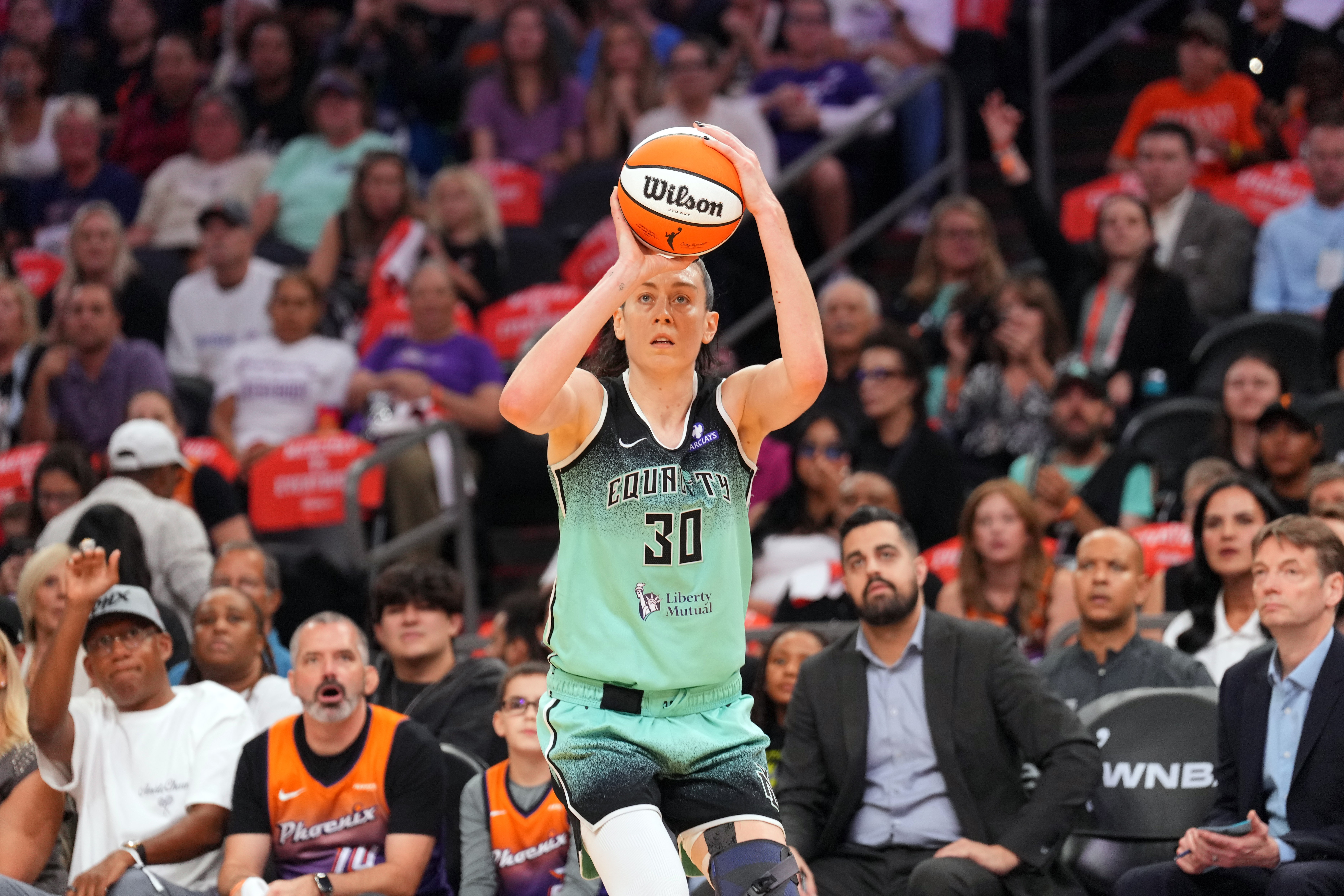 媒体人：自由人过于依赖斯图尔特 把五个人的比赛变成了个人单打