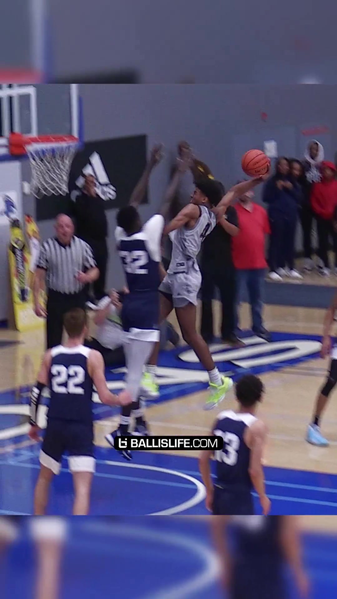 在太阳能否打出来？美媒晒杰伦-格林高中炸裂隔扣视频 身体是真好