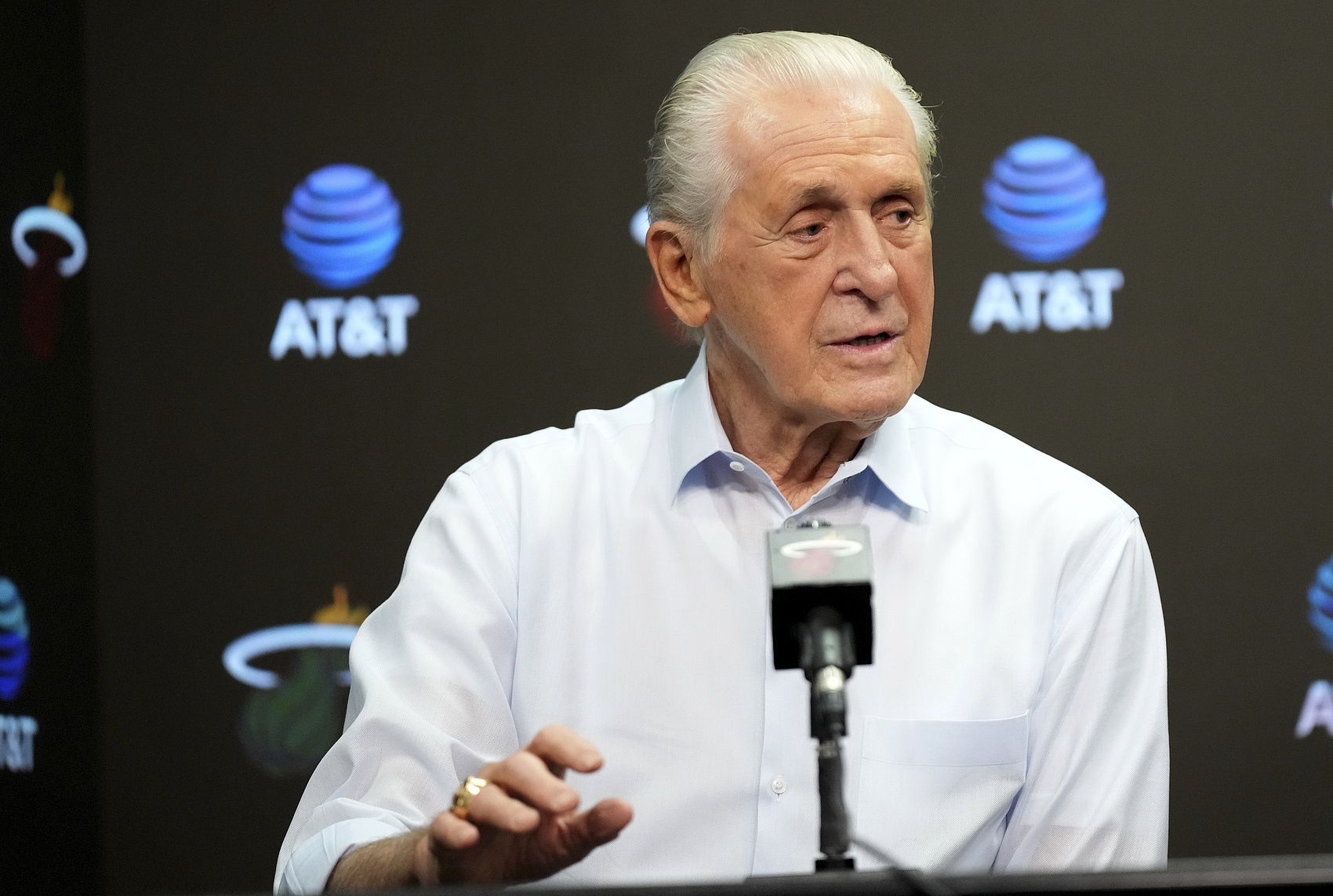 维金斯去湖人?NBA高管:莱利会帮詹姆斯?他还在生气呢