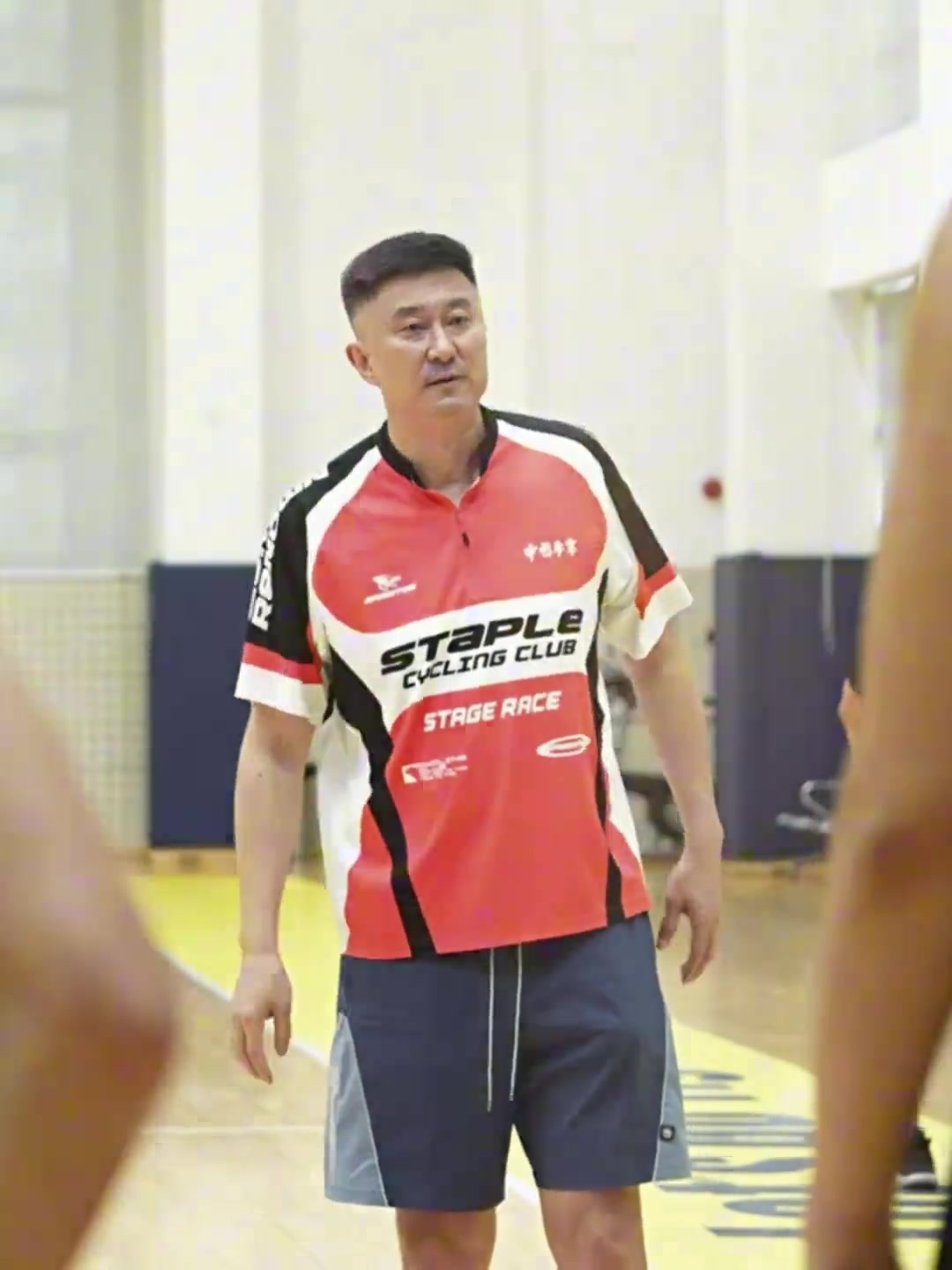 广东男篮晒球队投篮训练:投篮肌肉记忆养成中……💪