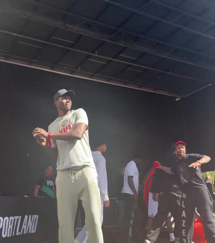 略生涩~杨瀚森参加利拉德球迷见面会 和开拓者球迷互动