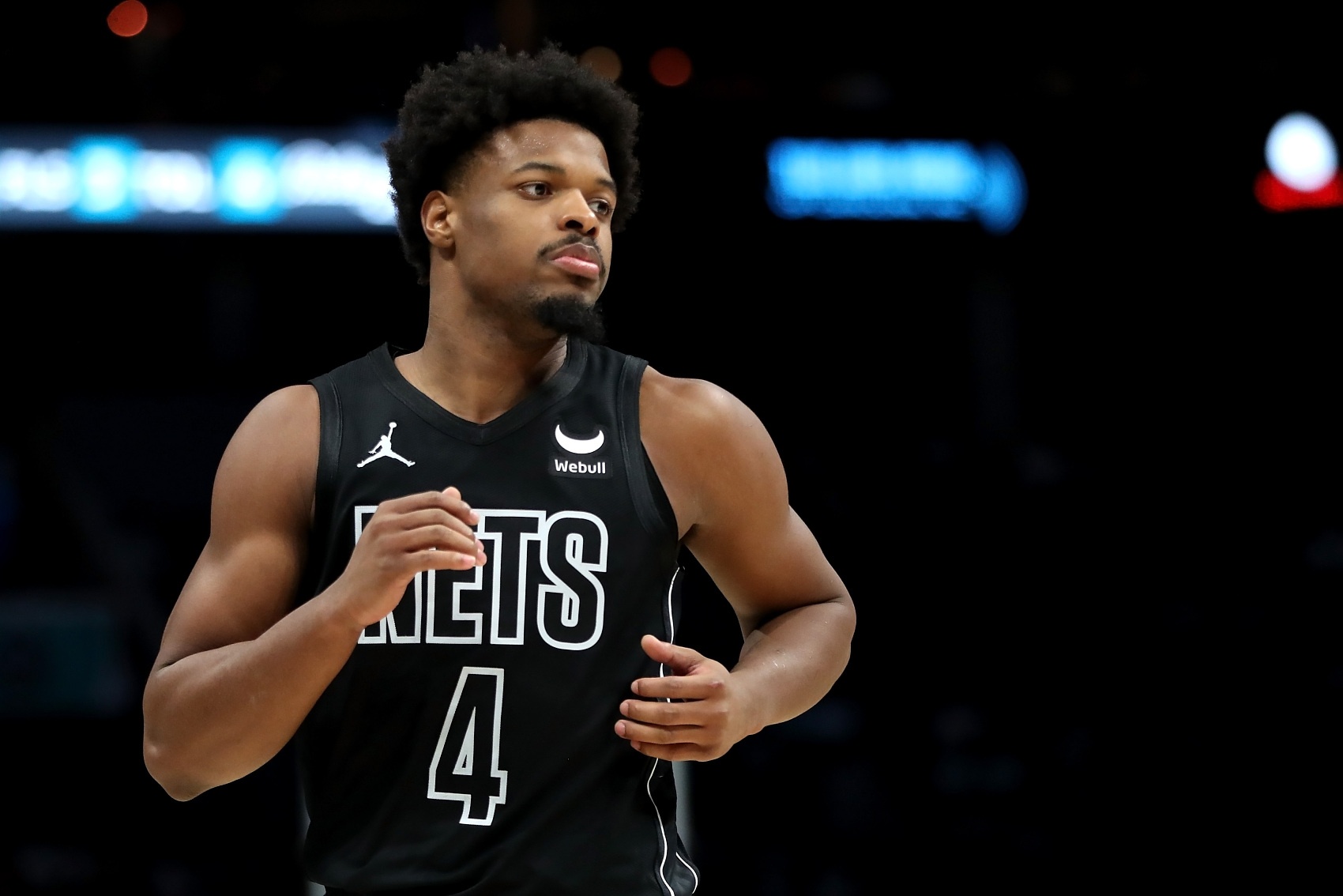 独行侠官方：球队正式签下小丹尼斯-史密斯与厄尔 并裁掉霍奇