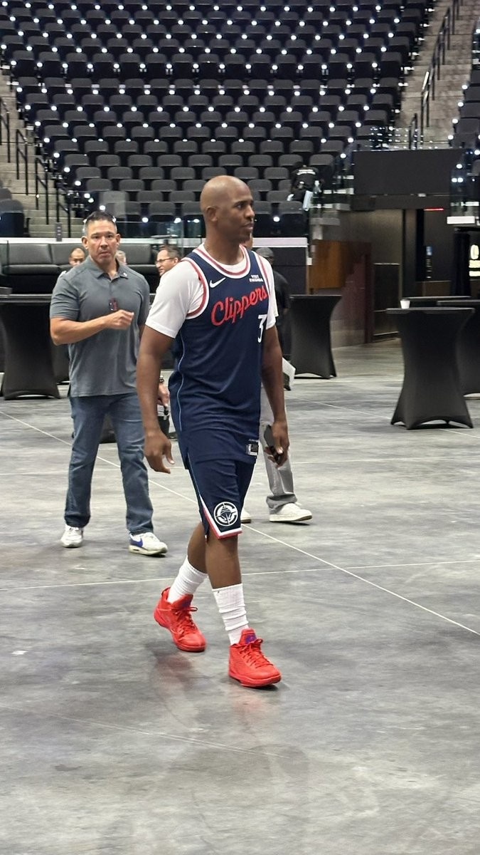 仿佛没离开过！保罗穿着快船3号球衣出席媒体日