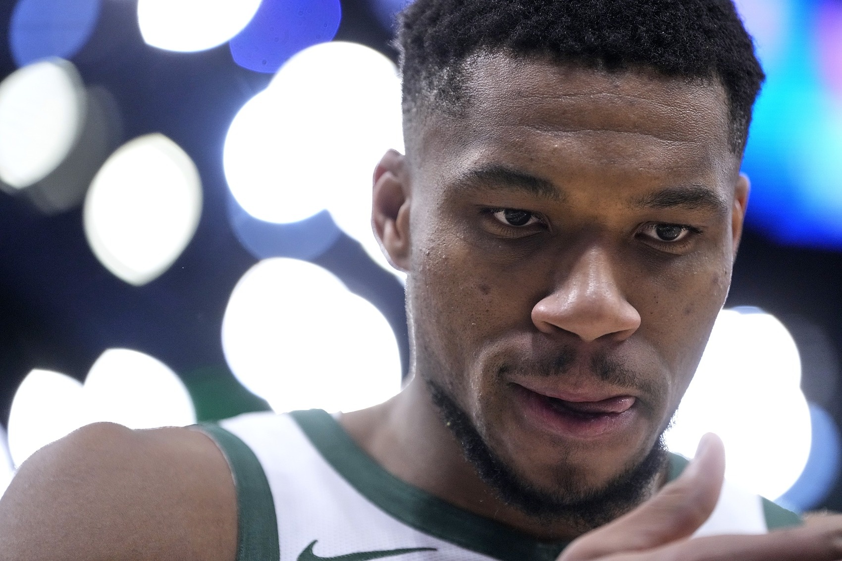 雄鹿老板表示与字母哥进行了友好交谈 后者一个小时后矢口否认