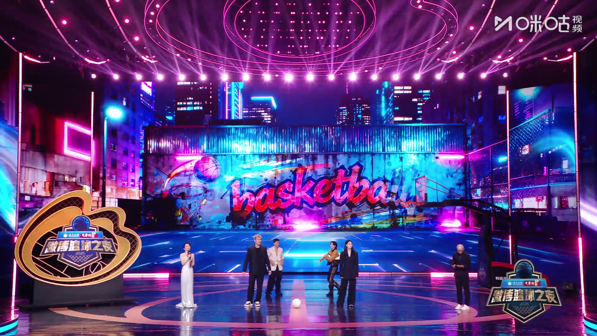 郭艾伦与王思雨台上比赛 艾伦为了抢球一把推开了思雨