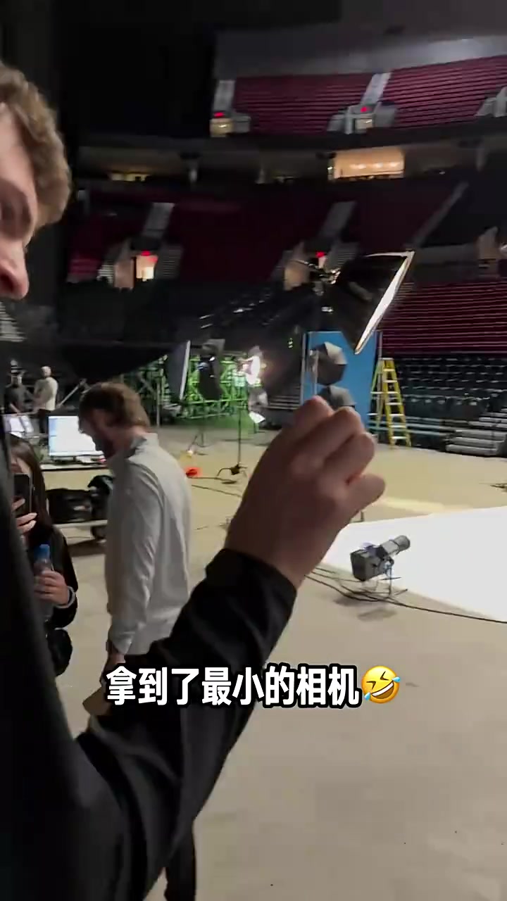 哈哈！新赛季媒体日克林根和杨瀚森拿着微型相机互拍