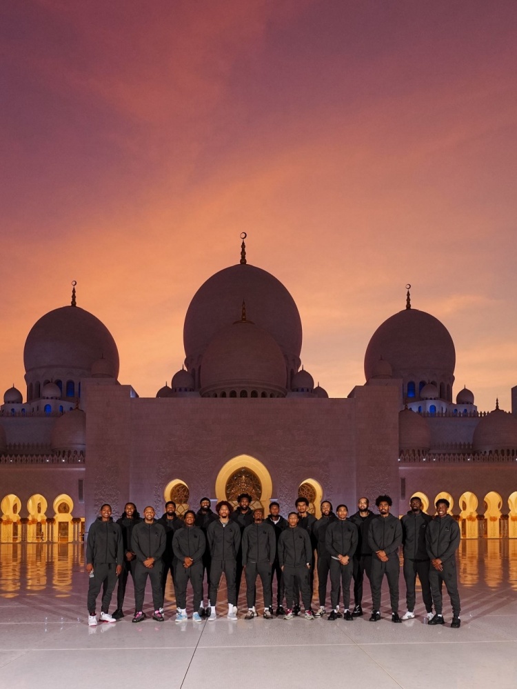 到此一游！76人晒全队在阿布扎比地标谢赫扎伊德清真寺合照！