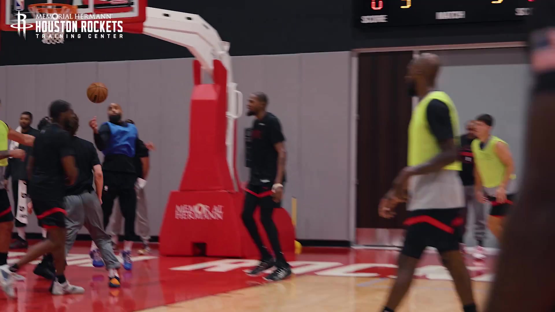 新赛季看你了？火箭训练：谢泼德单打杜兰特 在其长臂干扰下抛进