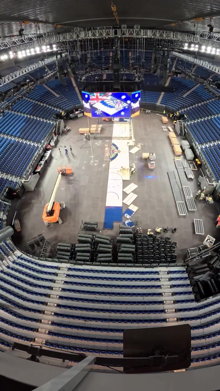 NBL晒鹈鹕澳大利亚赛地板铺装过程视频！全是美国空运来的！