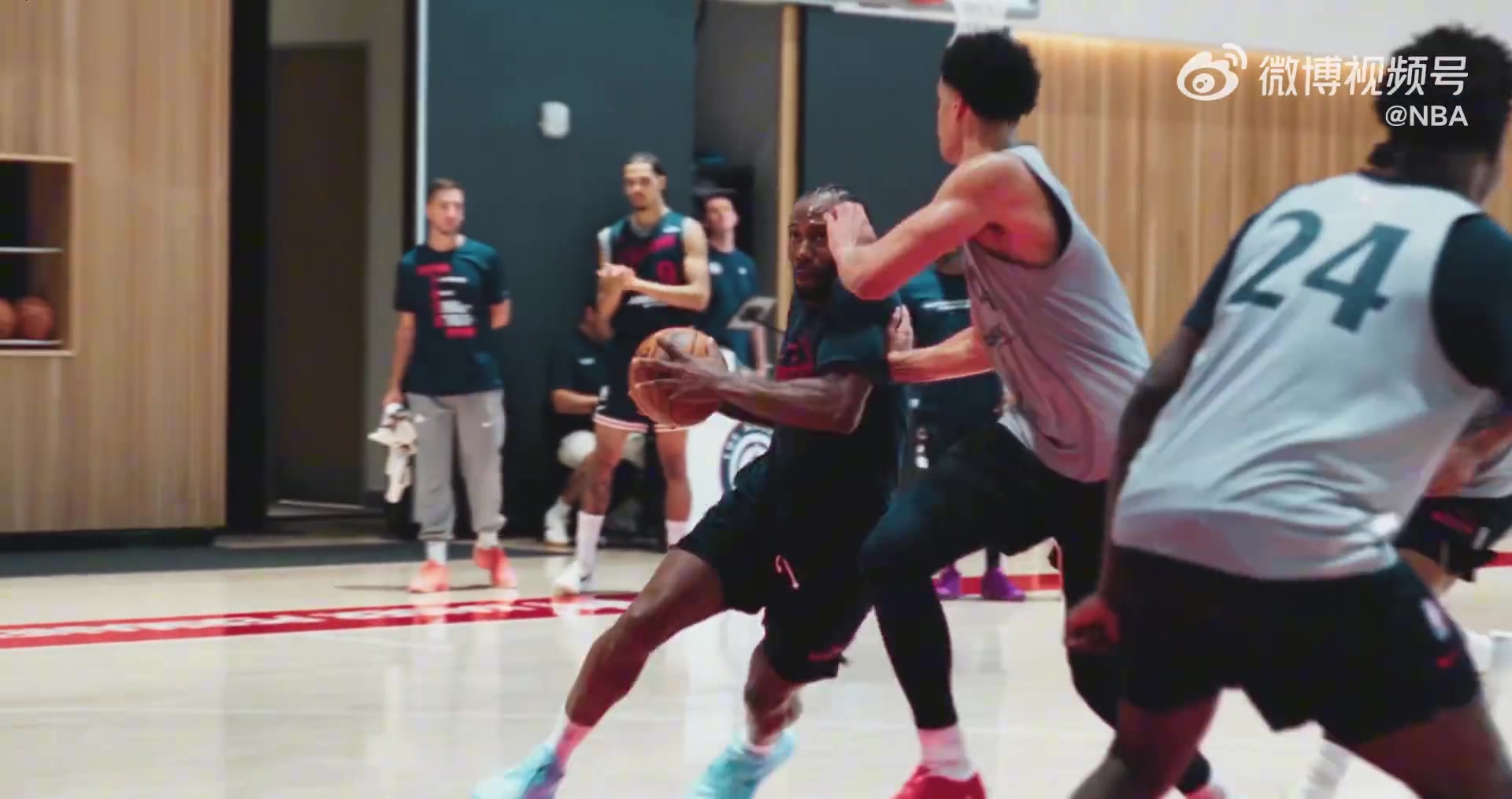 莱昂纳德&哈登&保罗&比尔&祖巴茨合练 小卡强硬上篮打进