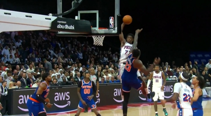 蹦得真高😲76人探花埃奇库姆起飞 隔扣米切罗没成功但造成犯规