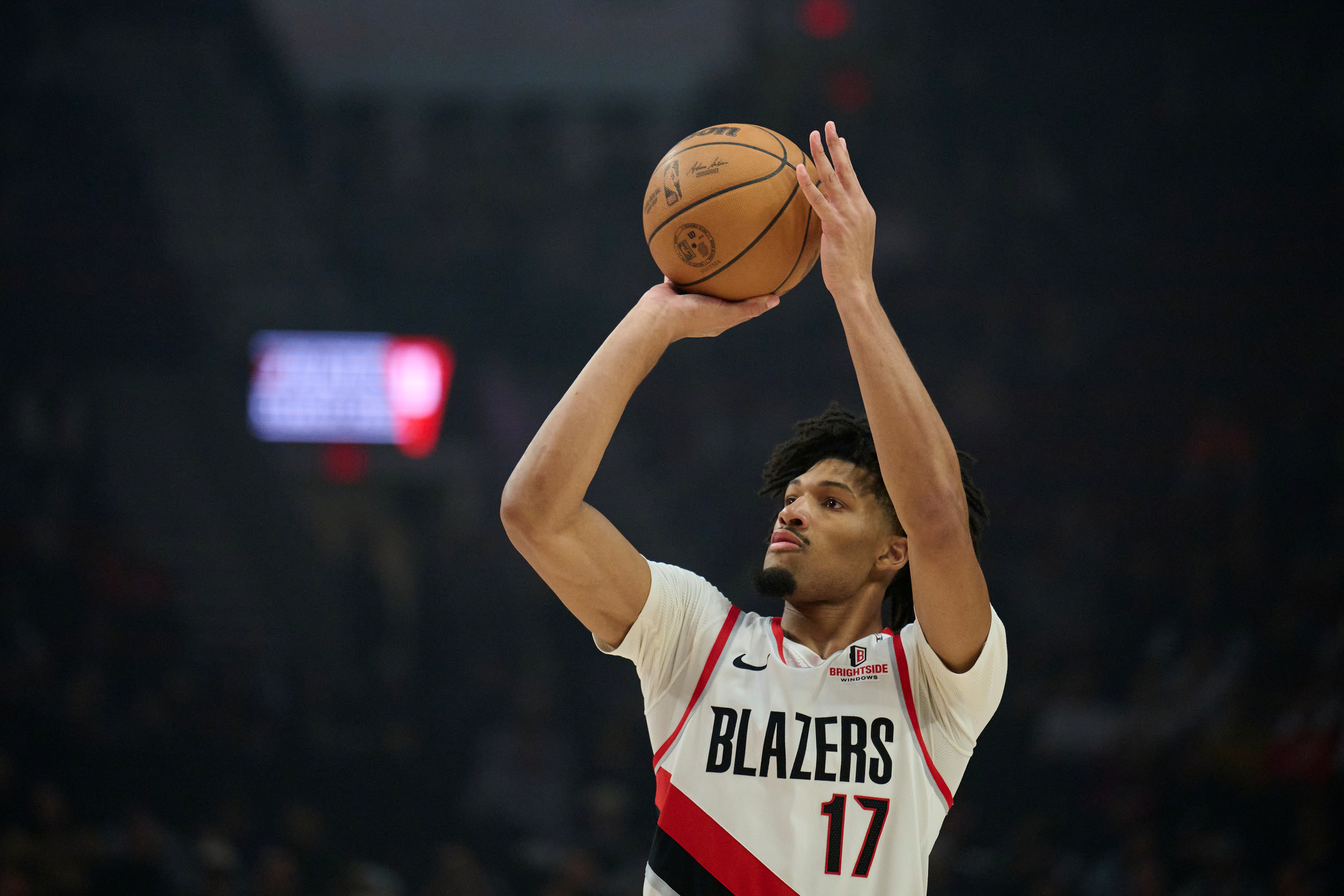 霍勒迪：夏普的表现惊到我了 他真的很猛&一直在压制我