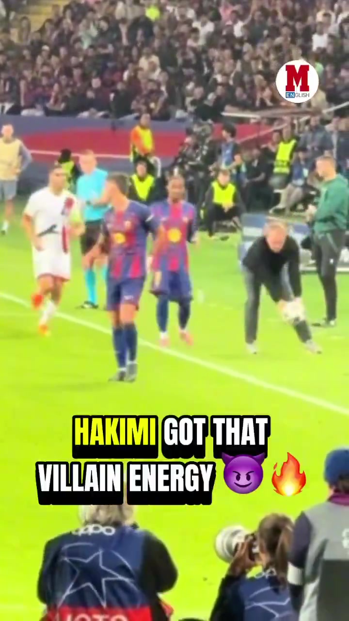 顺手的事😈弗里克捡球给巴尔德掷界外球，阿什拉夫路过将球打落