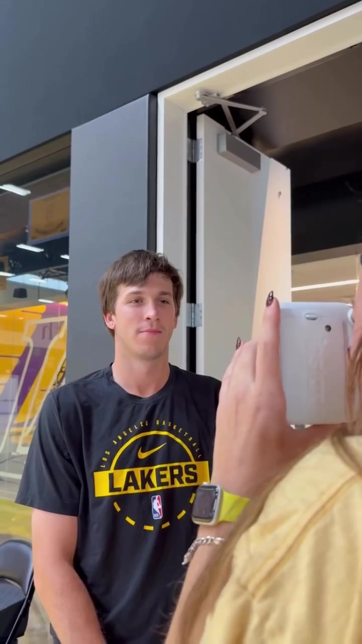 湖人官方晒拍立得抓拍集锦：训练营第二天球员们将氛围拉满