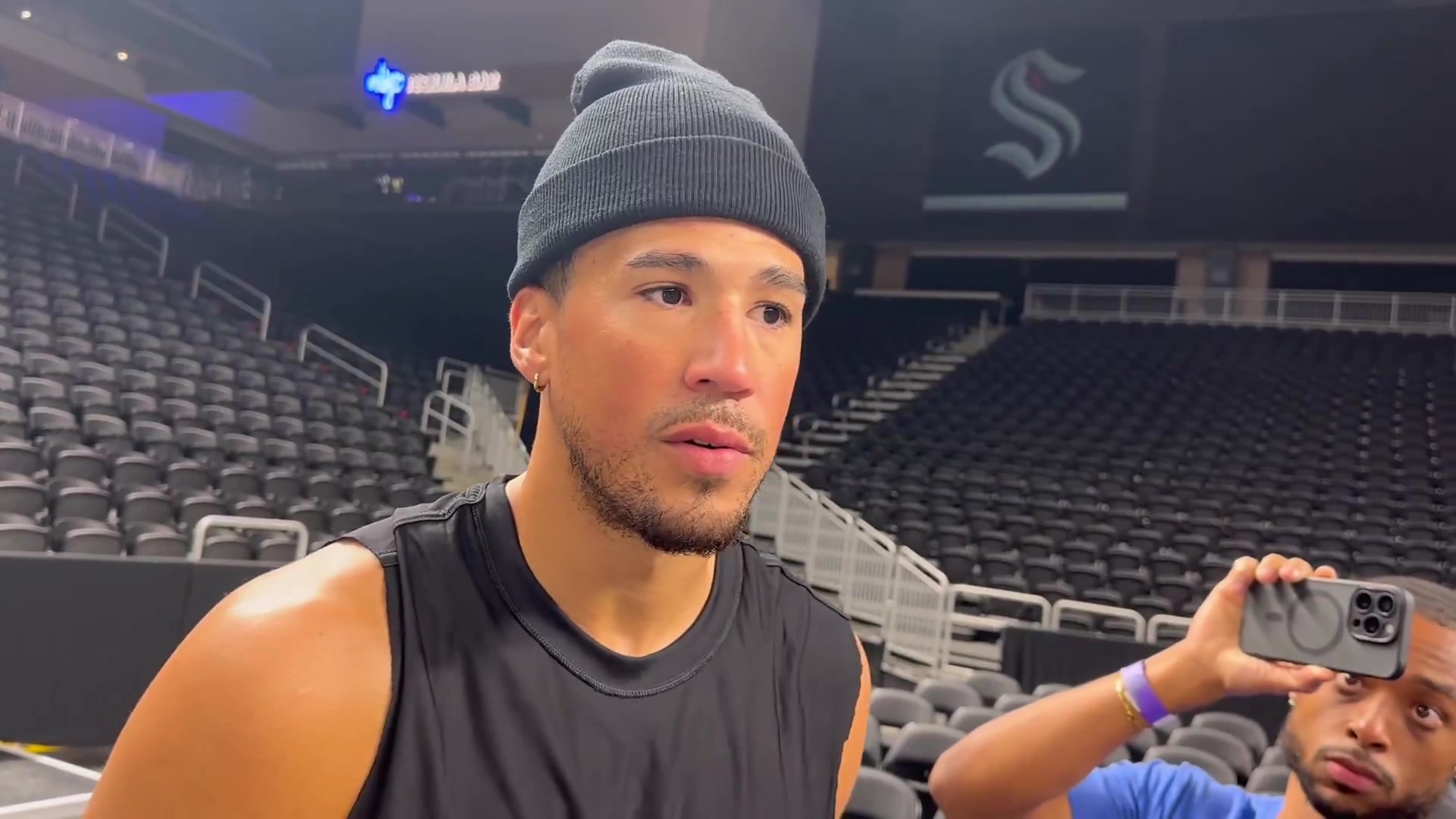 前队友艾顿新赛季能为湖人带来什么？布克：我们只能拭目以待了