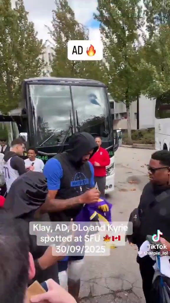 爱过！戴维斯瞧见湖人球衣后特地停下签名 球迷疯狂呐喊