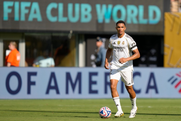 马卡：皇马右后卫人荒引发阿什拉夫回归猜测，阿诺德在两周后复出