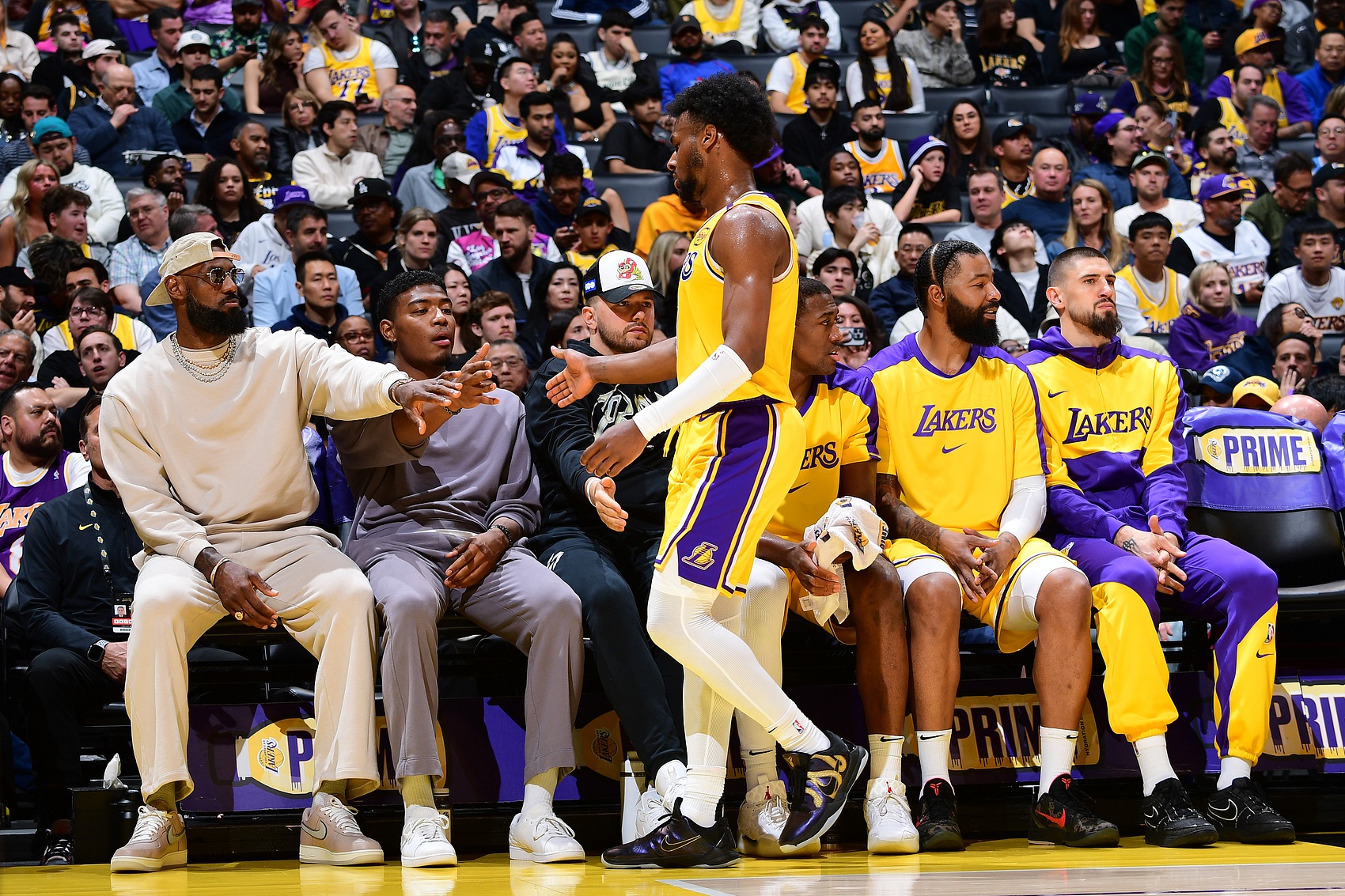 夸梅：詹姆斯干嘛非要布朗尼进NBA？后者该买30张保罗的DVD学学