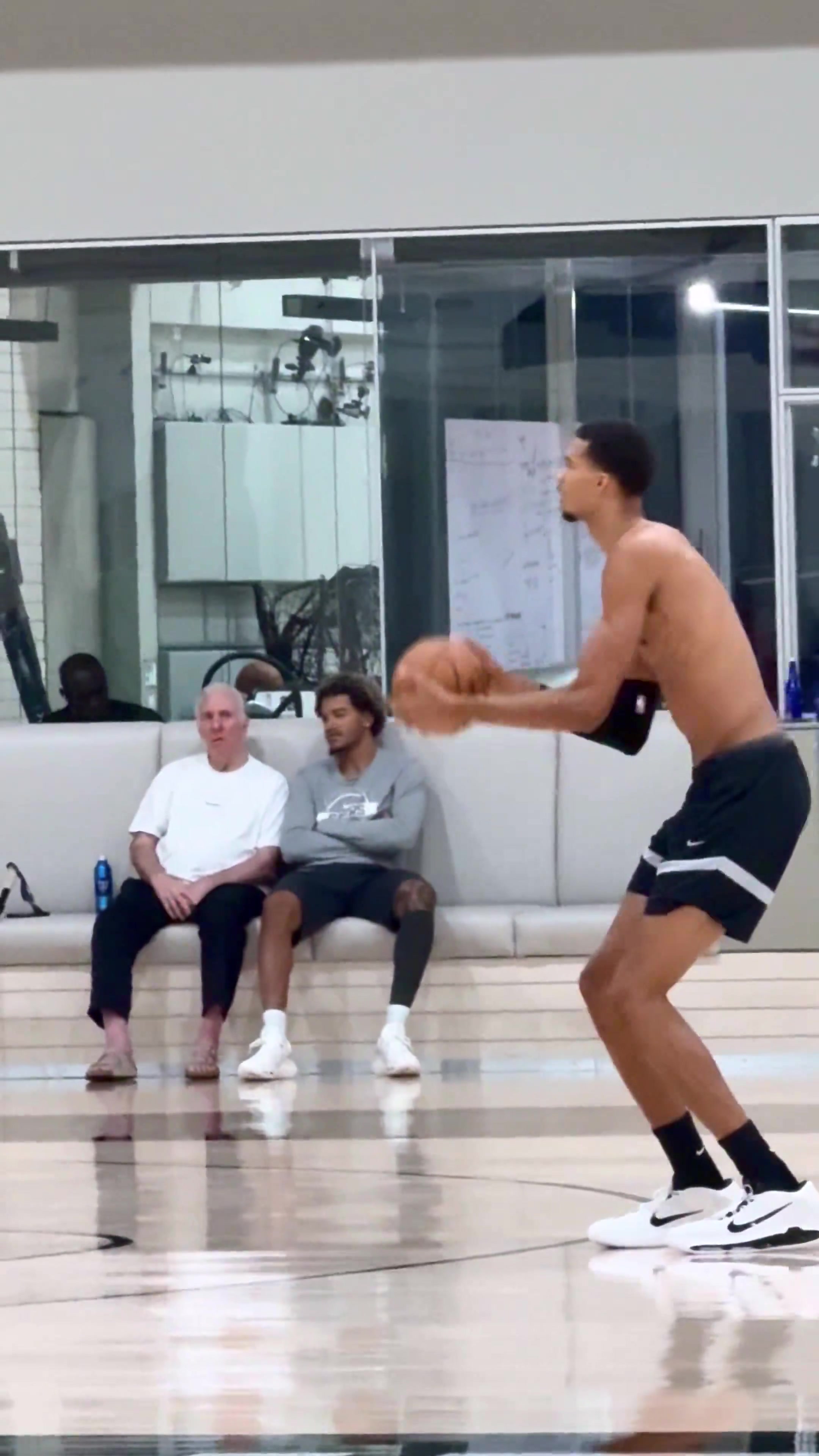 名师高徒！波波维奇在马刺训练场边观看文班投篮 索汉陪伴身边