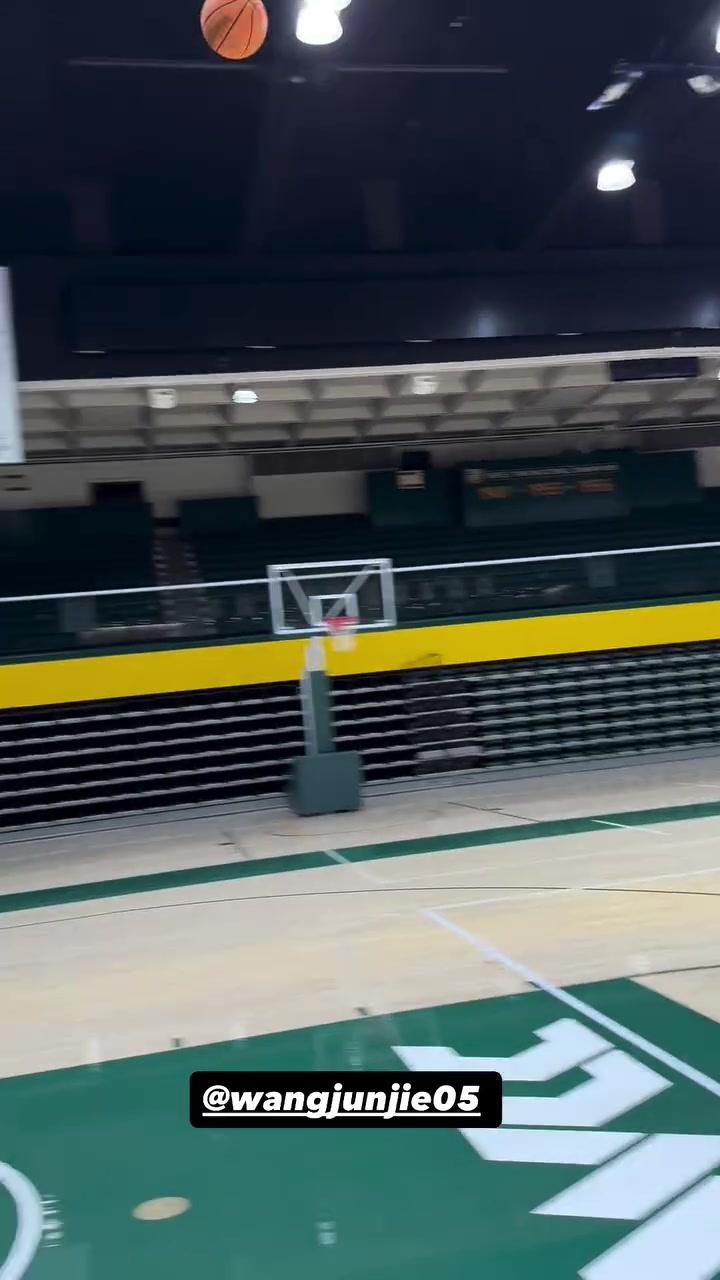 身体状态不错！王俊杰训练中轻盈起跳完成180°单臂暴扣