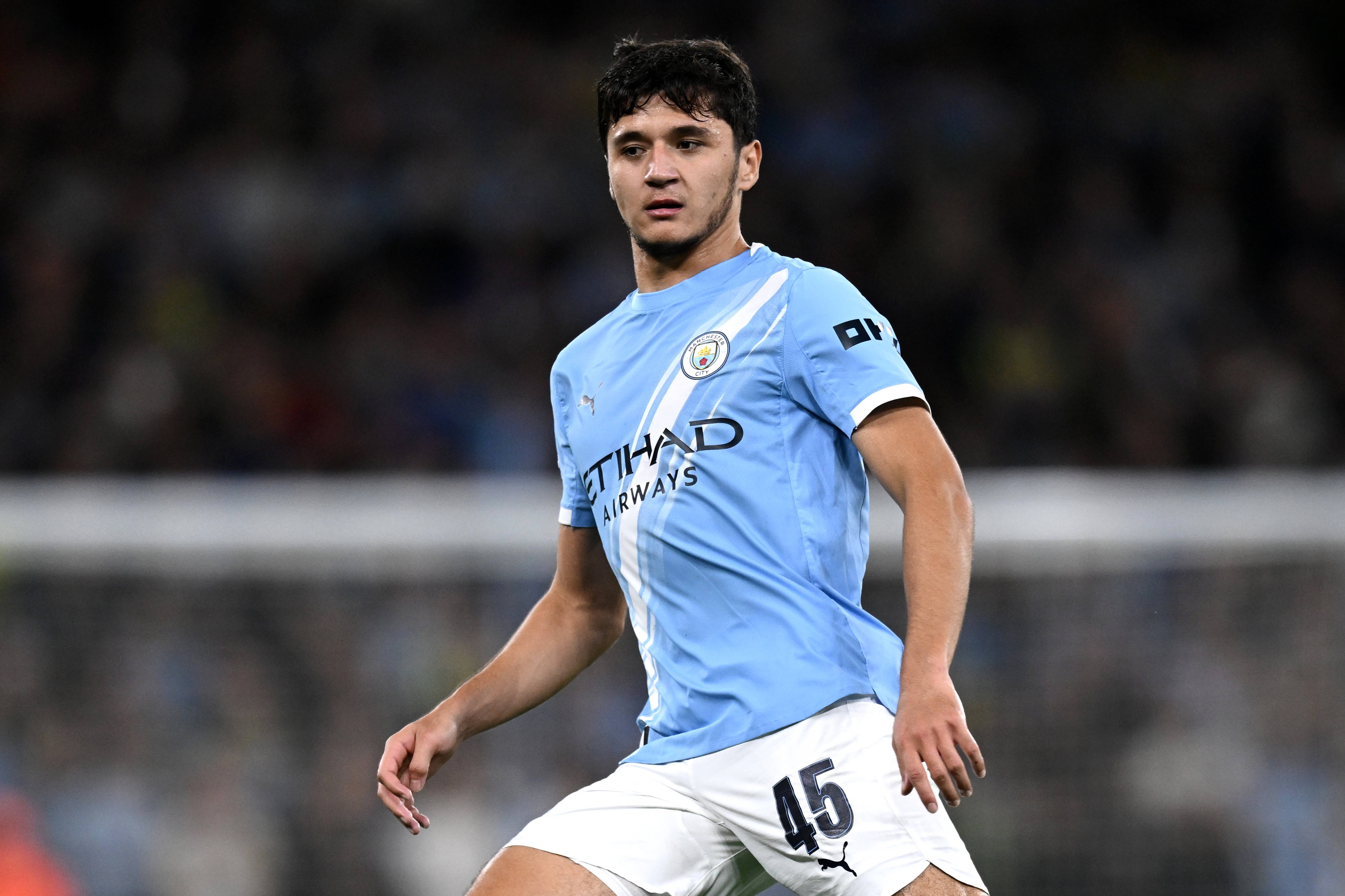 邮报：曼城有可能在冬窗就补强右后卫，将视胡桑诺夫发展情况而定