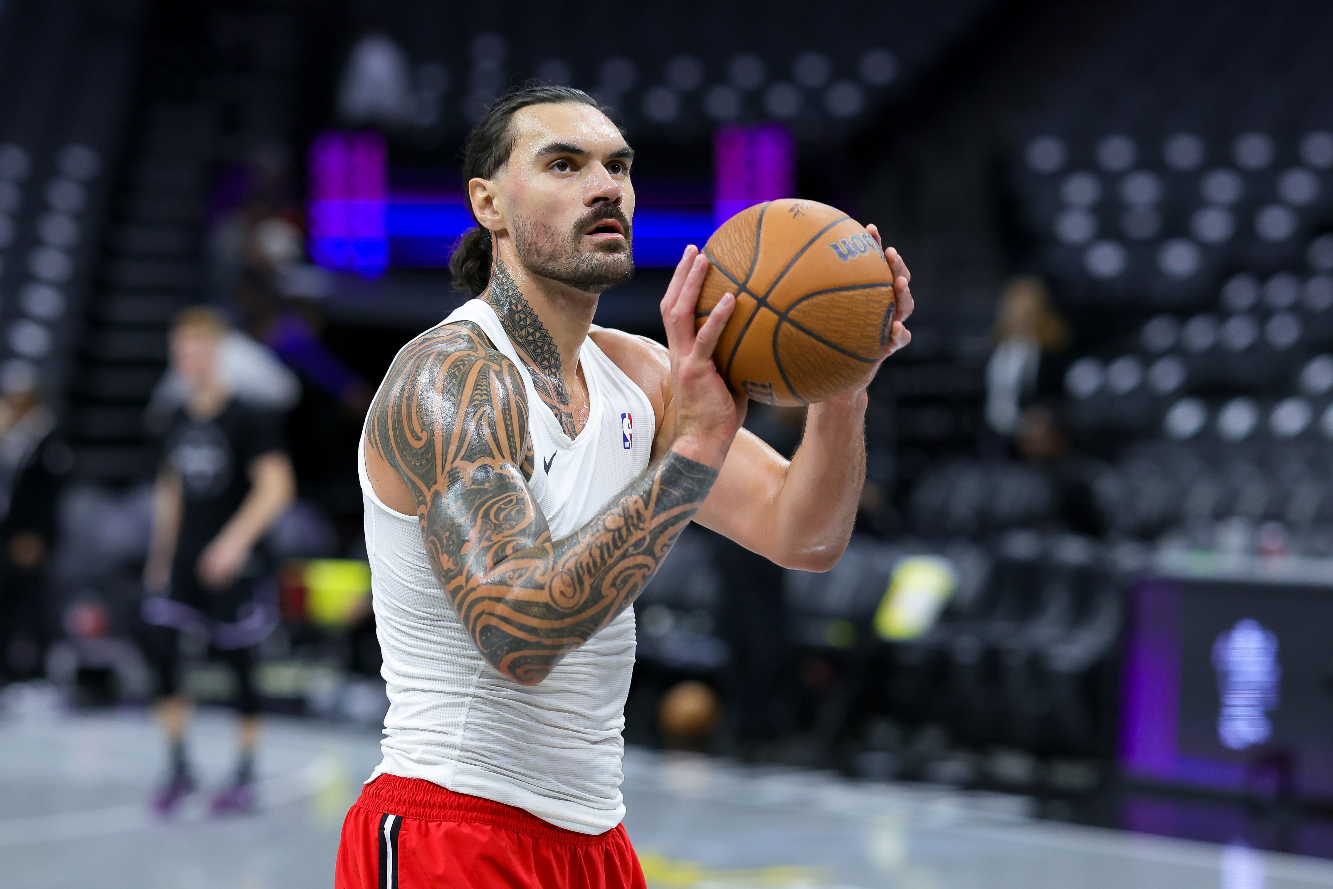 拉拉维亚：亚当斯像个野兽 他光脚走来走去双手拿着牛排吃