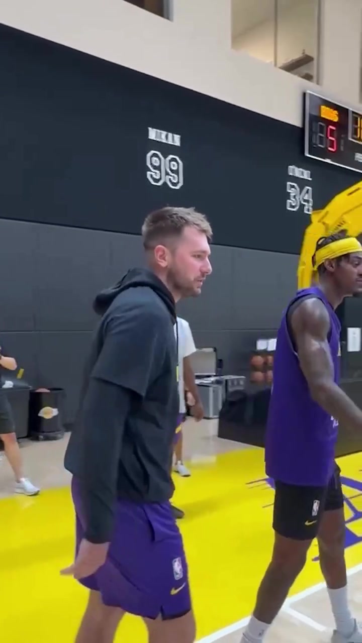 发福利啦！湖人官方晒昨日训练后东契奇向全队赠送签名球鞋