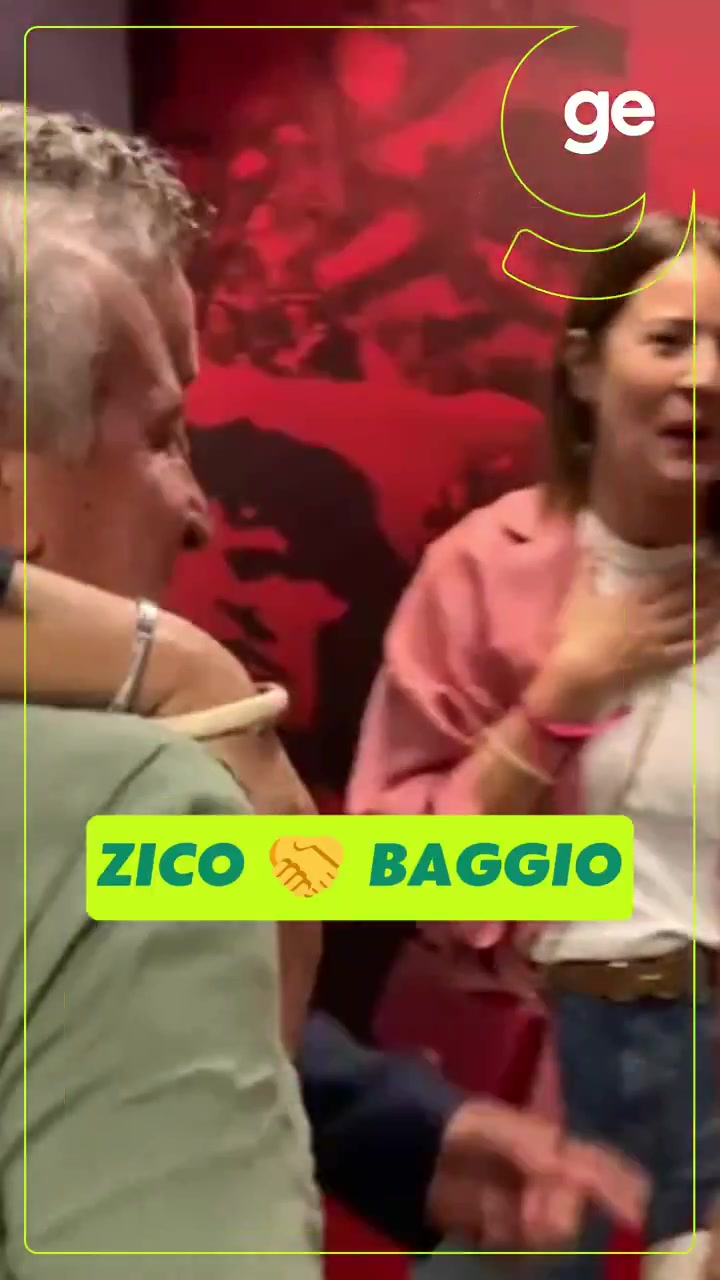 传奇🤝传奇！济科和巴乔在巴西vs意大利传奇赛前见面拥抱