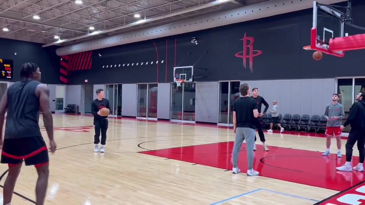 季前赛打不了！芬尼-史密斯在球队训练结束后加练底角三分