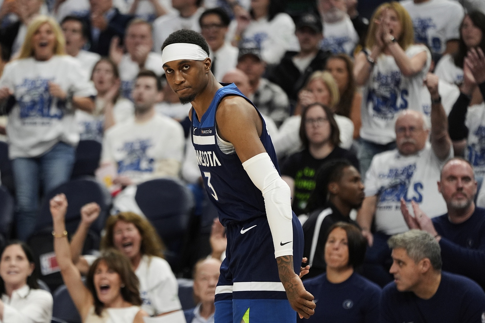 芬奇：麦克丹尼尔斯今天参加了部分训练 脚踝伤势无大碍