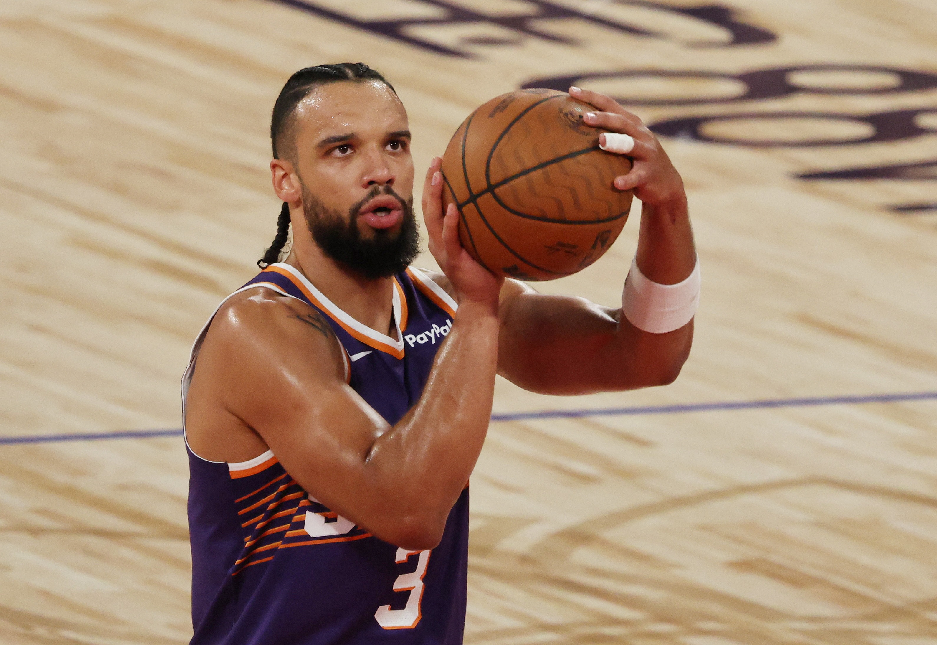 得分已经上双！狄龙半场8中3拿到10分1板1助 4次犯规